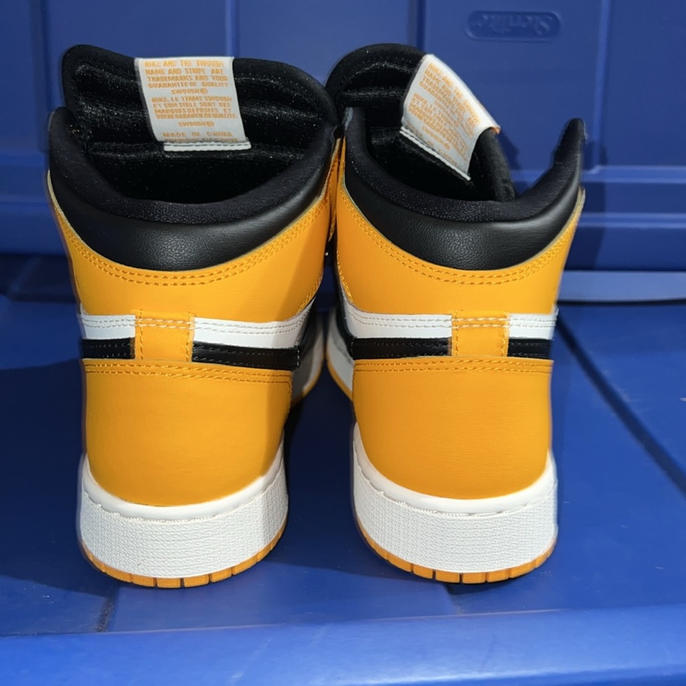 Air Jordan 1 Retro High - Picture 2 of 7